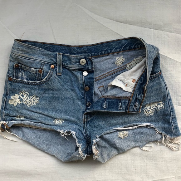 Embroidered flower Levi’s shorts. Low rise. - Picture 2 of 5